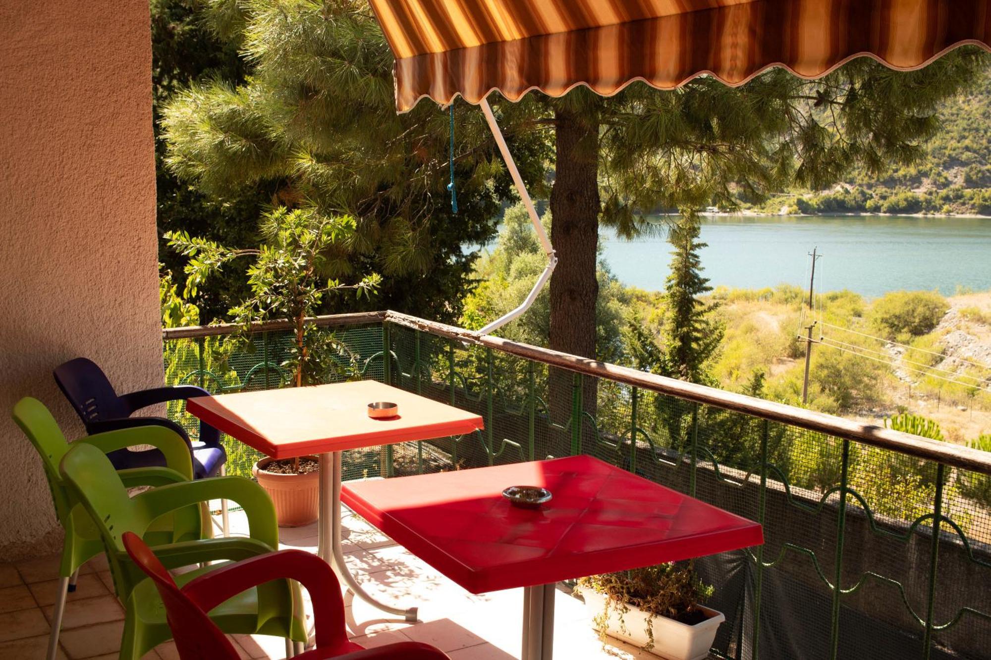 Agroturizem Hotel Vila Franceze Koman Экстерьер фото